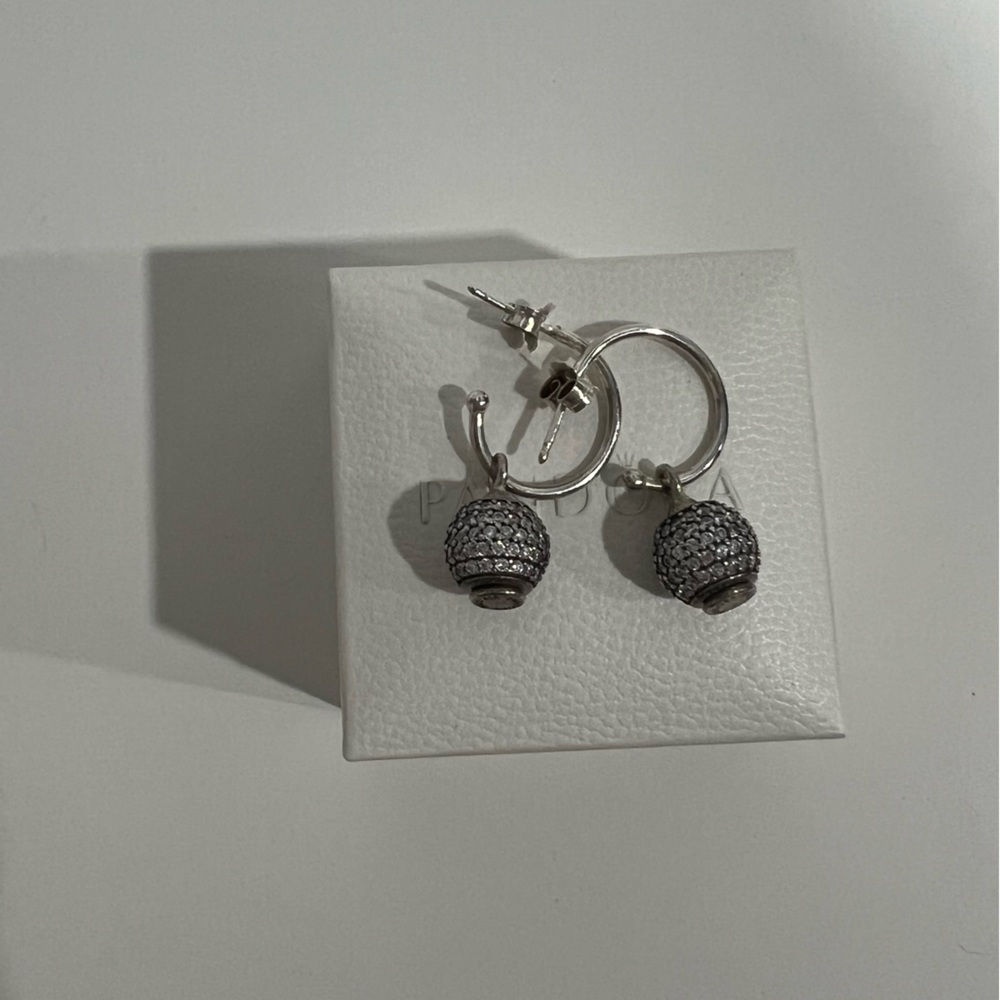 Beautiful dangle pandora earrings in excellent condition!